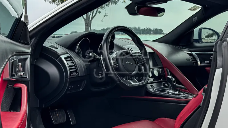 2019 جاكوار اف-تايب بي 300