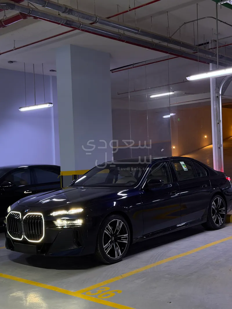 2026 بي ام دبليو الفئة السابعة 735أي