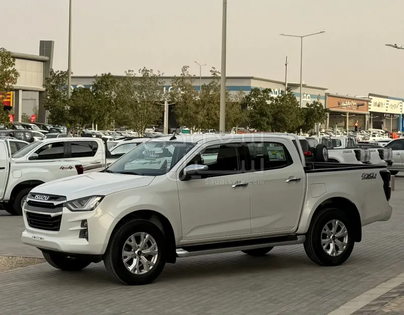 2023 ايسوزو بيكب غمارتين