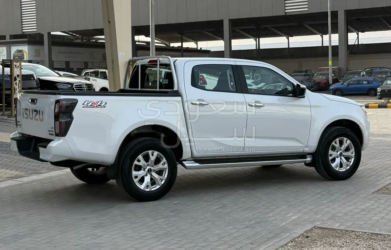 2023 ايسوزو بيكب غمارتين