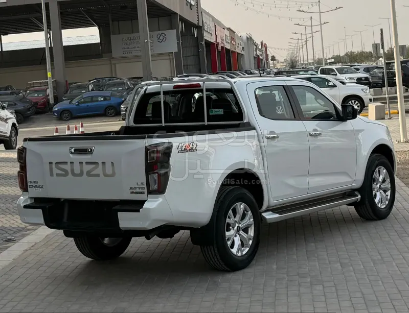 2023 ايسوزو بيكب غمارتين