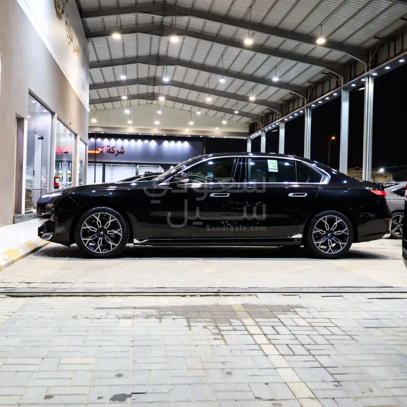 2026 بي ام دبليو الفئة السابعة 735أي