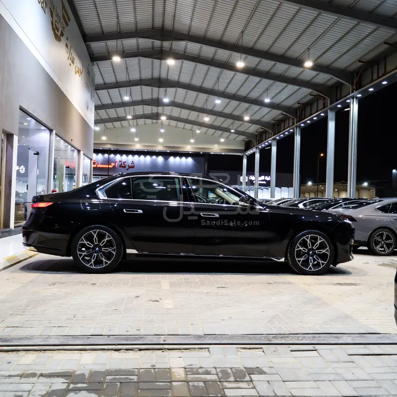 2026 بي ام دبليو الفئة السابعة 735أي