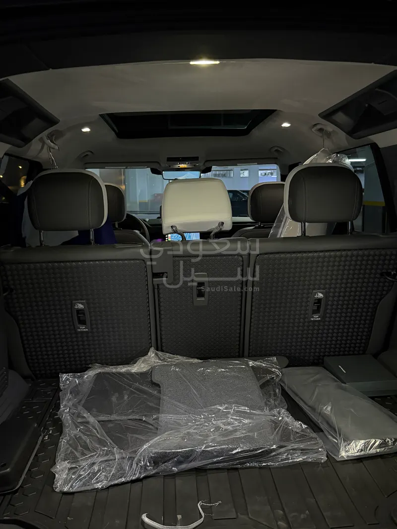 2025 لاند روفر ديفيندر فيرست ادشن