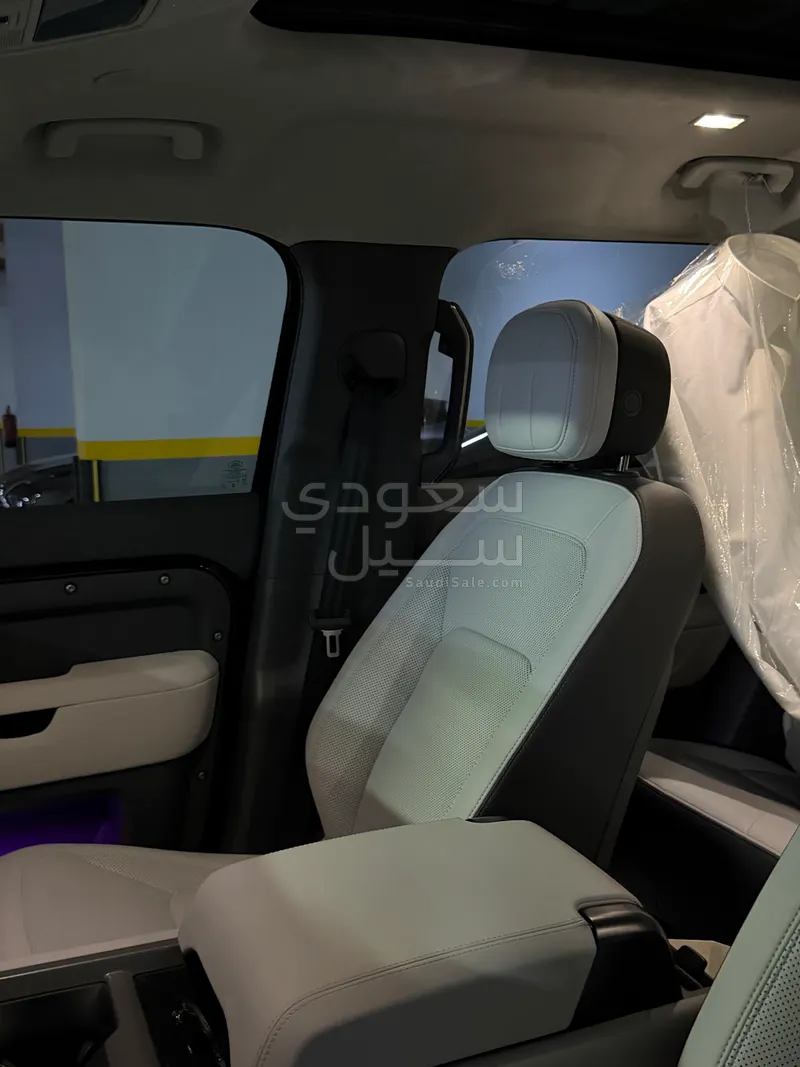 2025 لاند روفر ديفيندر فيرست ادشن