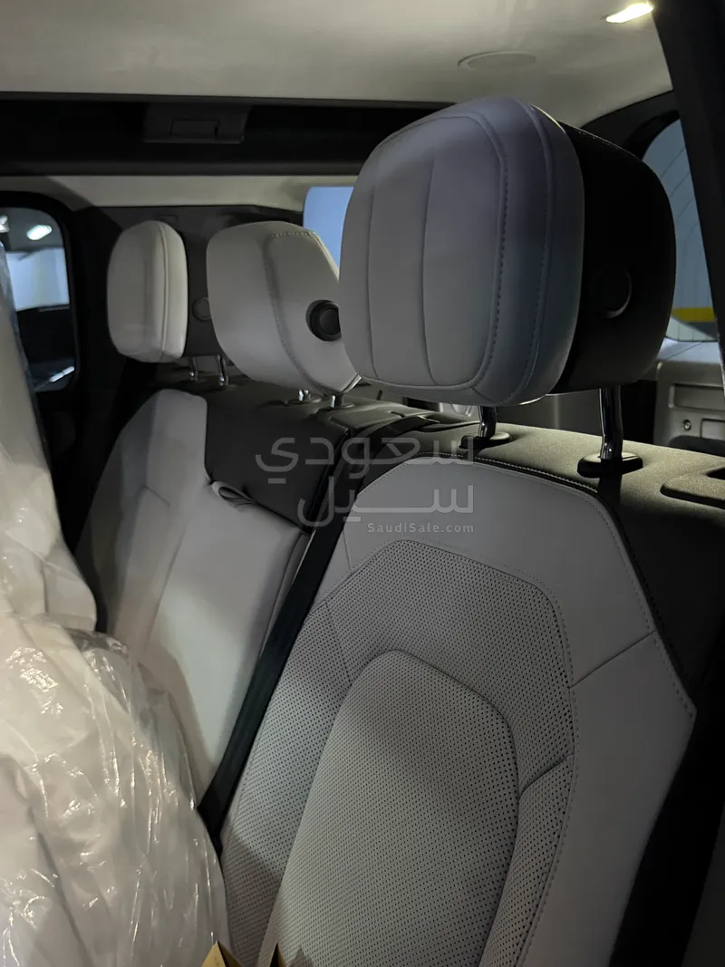 2025 لاند روفر ديفيندر فيرست ادشن