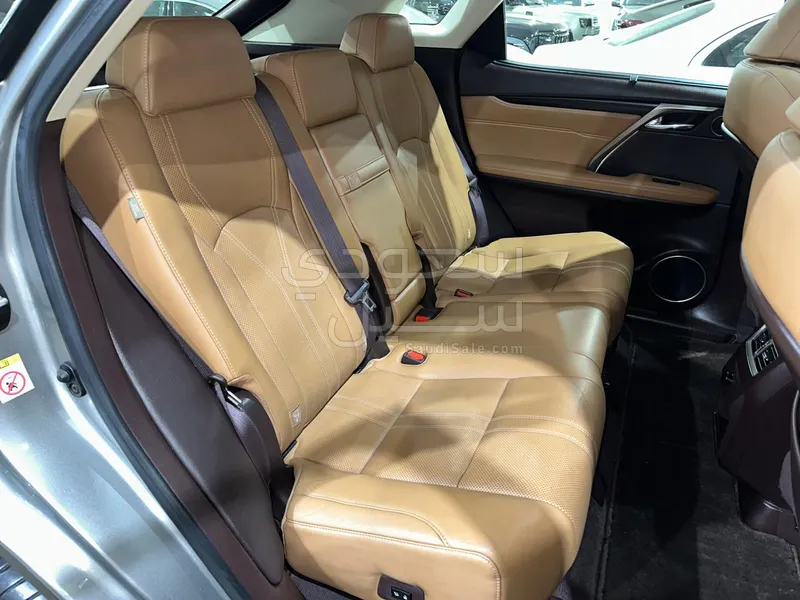 2019 لكزس أر إكس 350