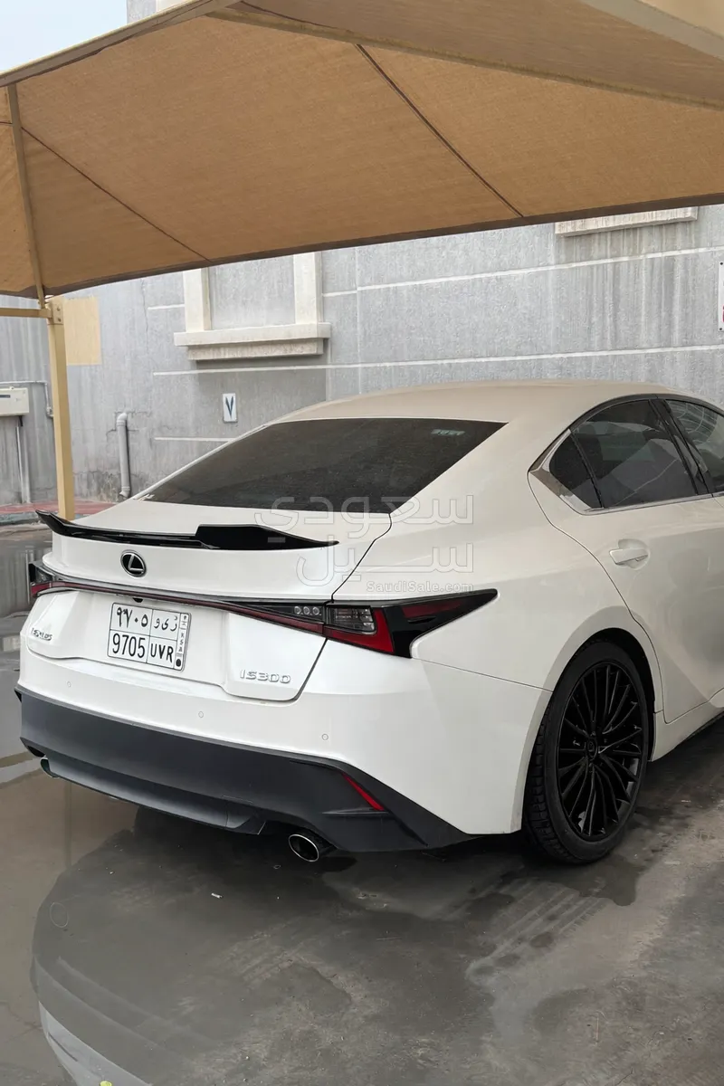 2021 لكزس آي إس 300