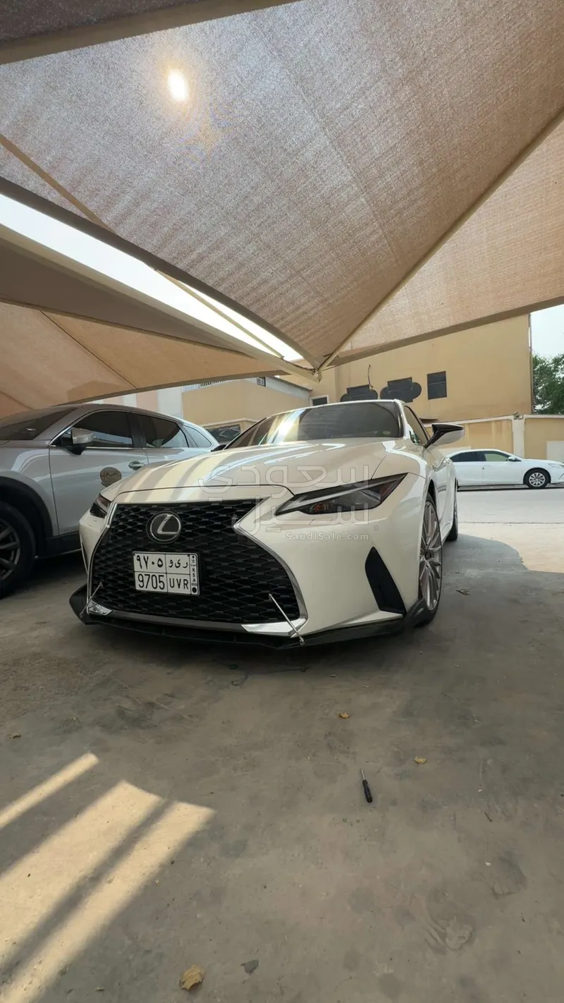 2021 لكزس آي إس 300