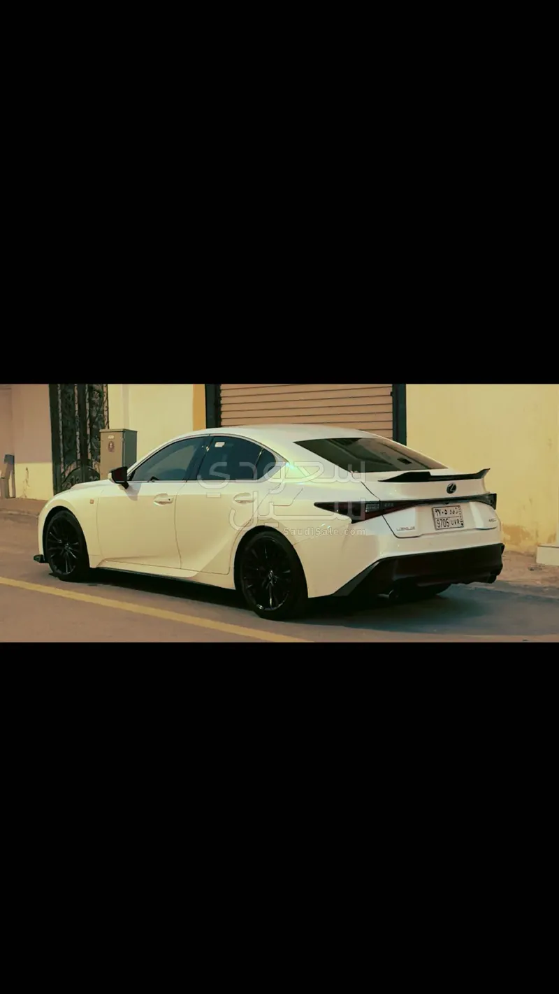 2021 لكزس آي إس 300