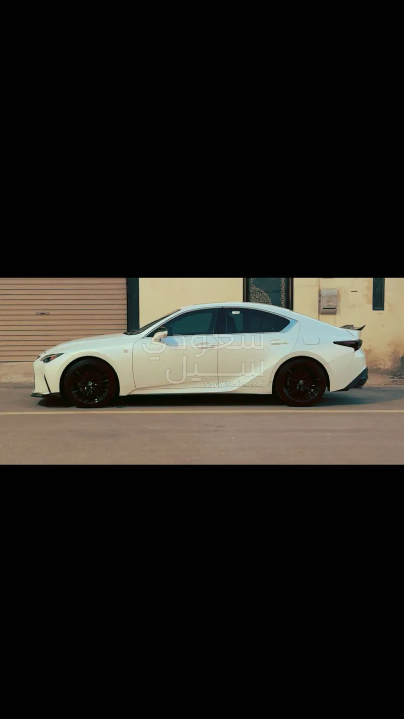 2021 لكزس آي إس 300
