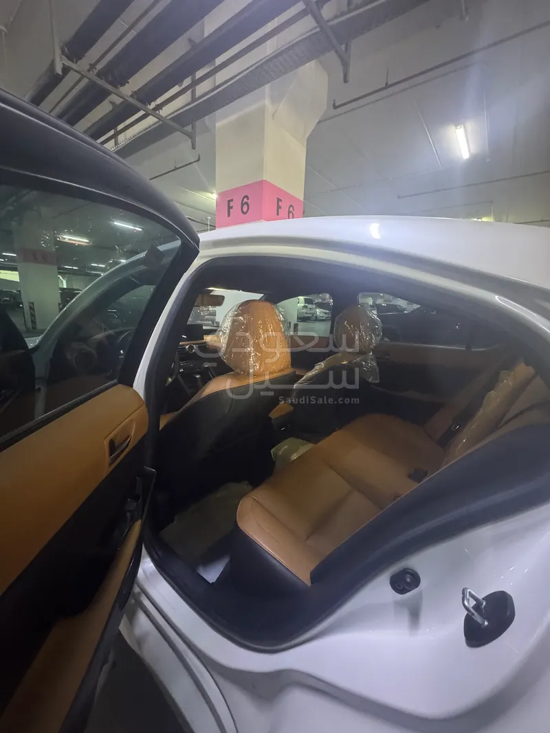 2021 لكزس آي إس 300