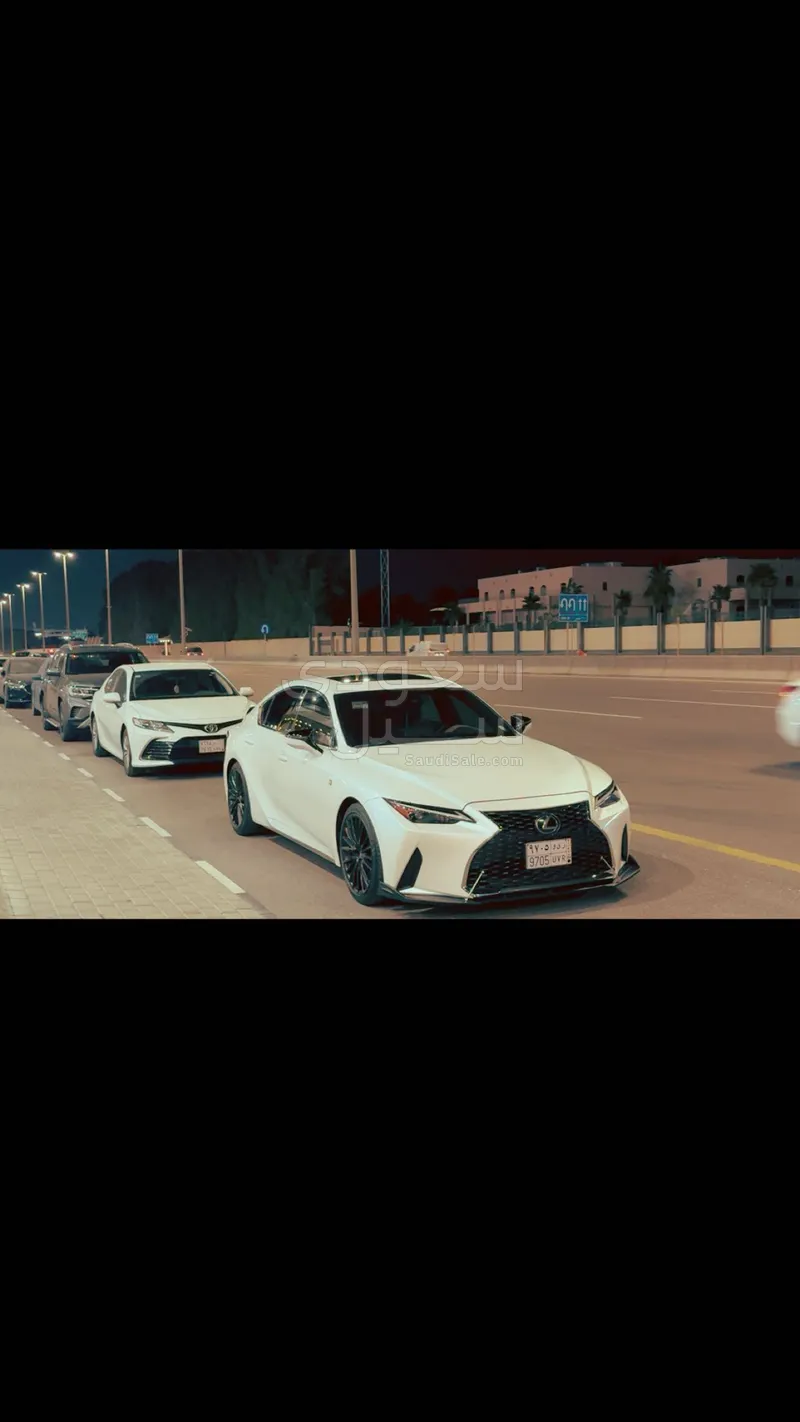 2021 لكزس آي إس 300