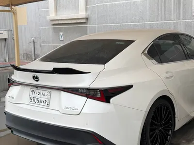 2021 لكزس آي إس 300