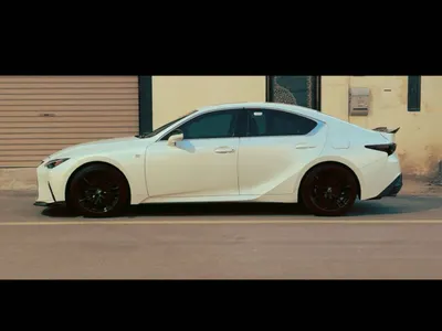 2021 لكزس آي إس 300