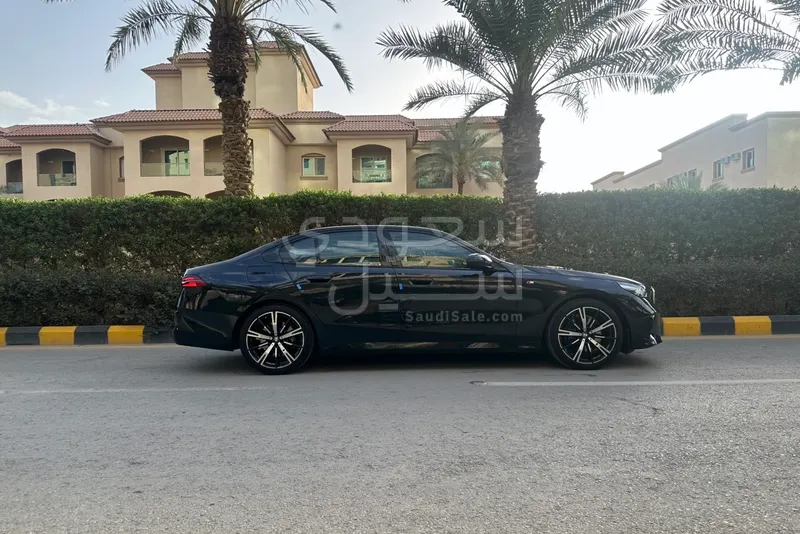 2025 بي ام دبليو الفئة الخامسة 530 إم كت