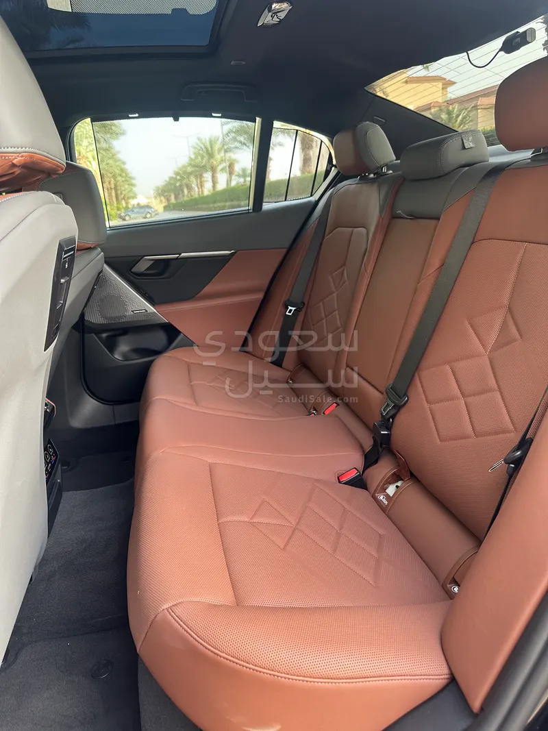 2025 بي ام دبليو الفئة الخامسة 530 إم كت