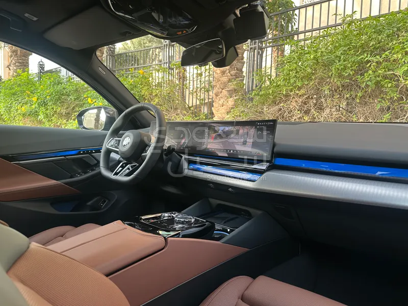 2025 بي ام دبليو الفئة الخامسة 530 إم كت