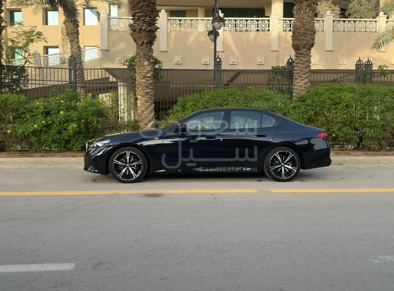 2025 بي ام دبليو الفئة الخامسة 530 إم كت