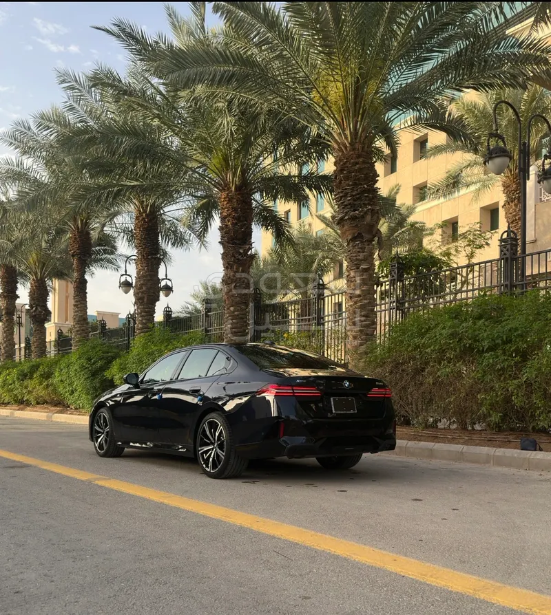 2025 بي ام دبليو الفئة الخامسة 530 إم كت