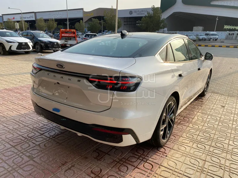 2026 فورد توروس تيتانيوم بلس