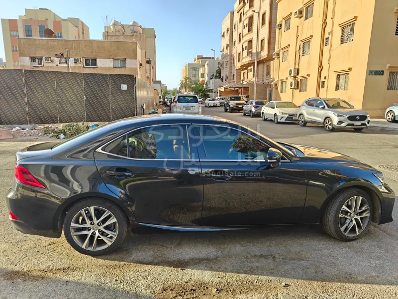 2020 لكزس آي إس 300