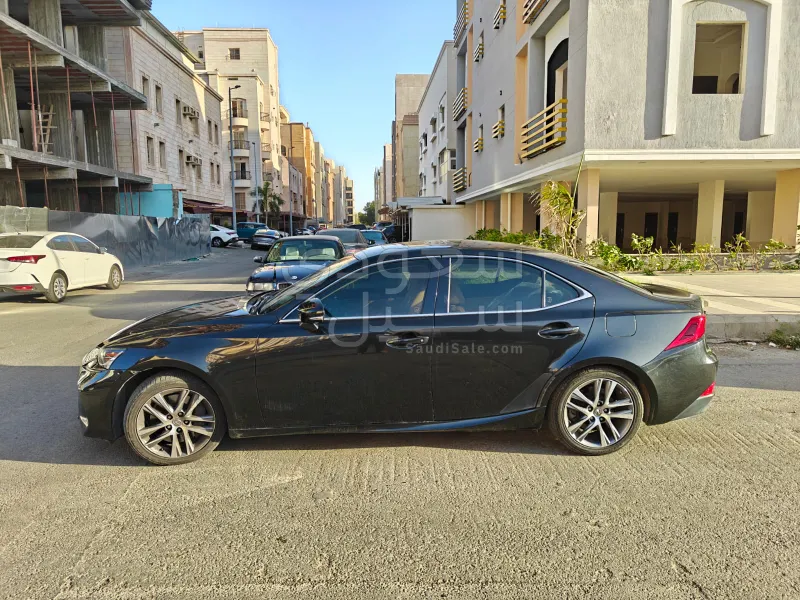 2020 لكزس آي إس 300