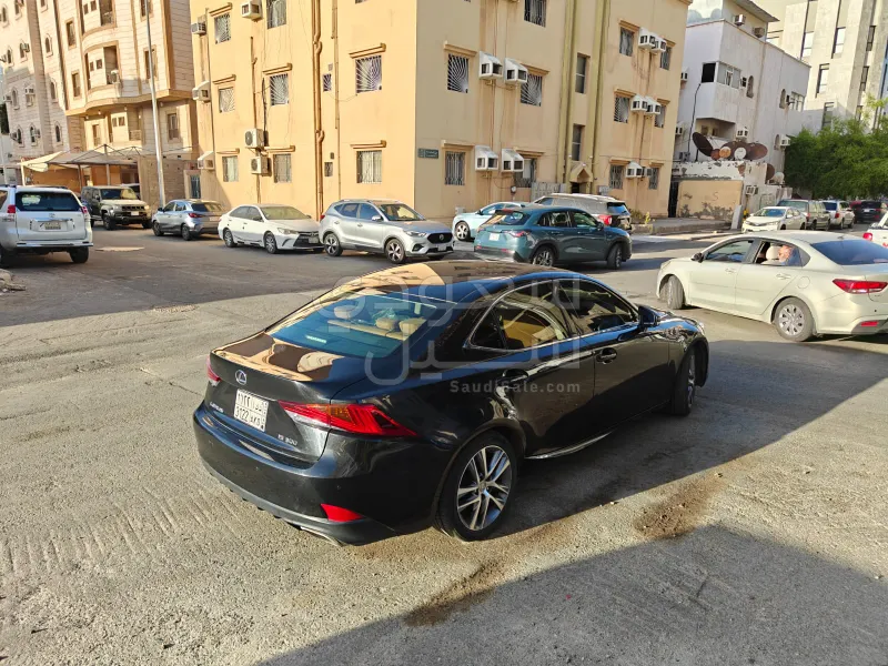 2020 لكزس آي إس 300