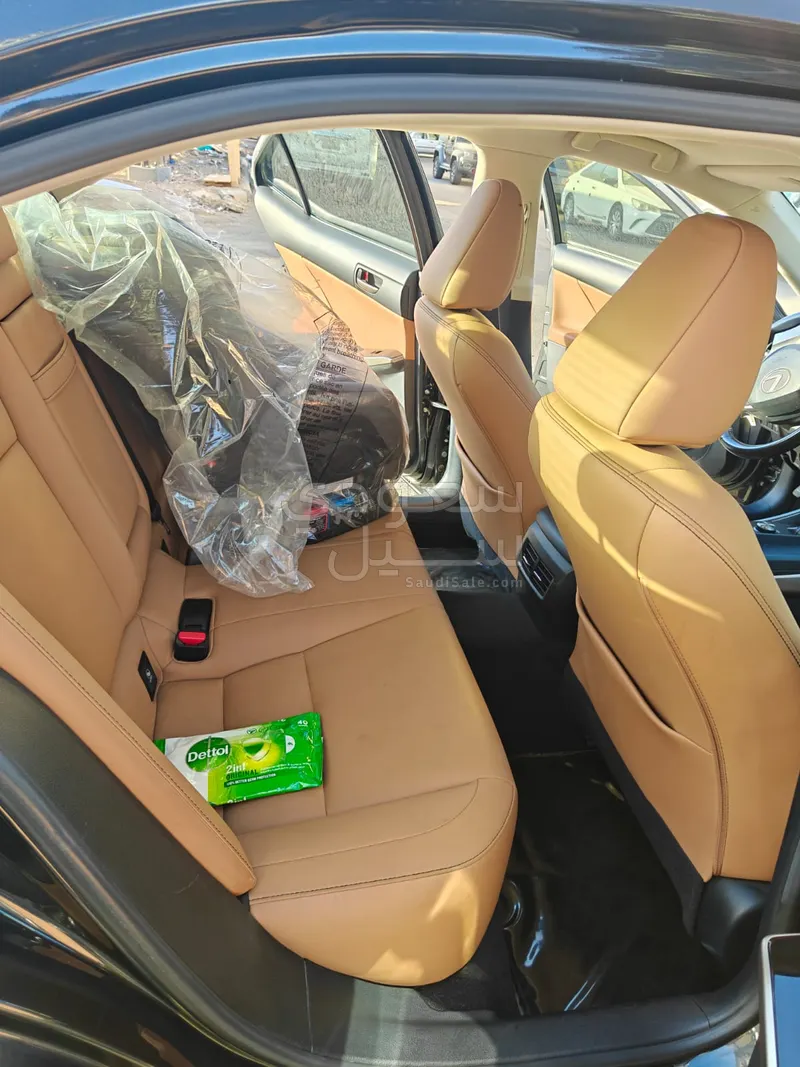 2020 لكزس آي إس 300