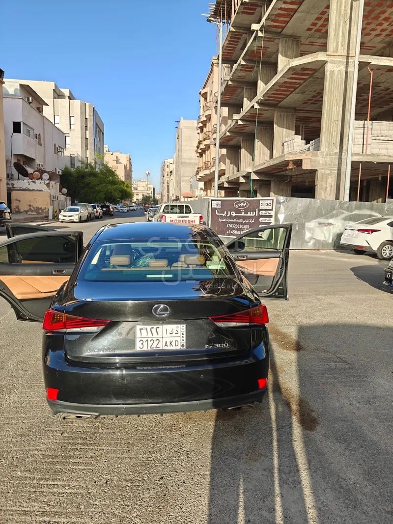 2020 لكزس آي إس 300