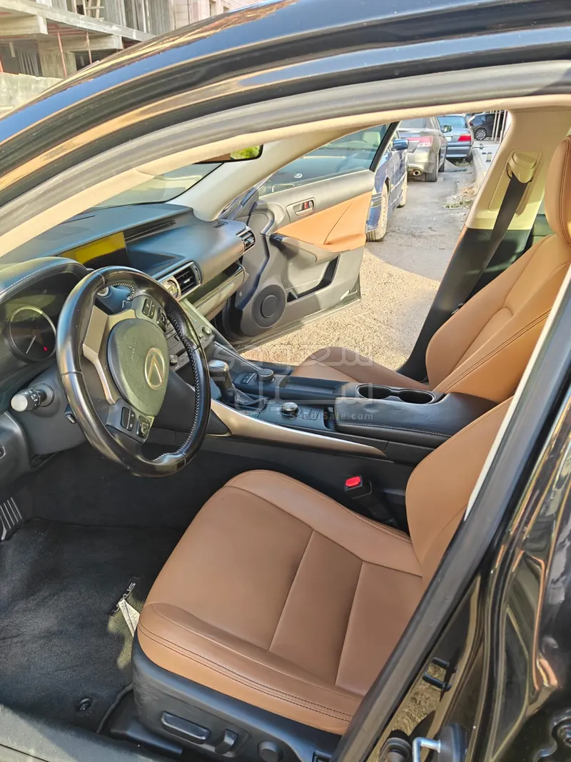 2020 لكزس آي إس 300