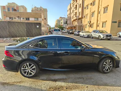 2020 لكزس آي إس 300