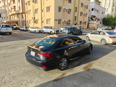 2020 لكزس آي إس 300