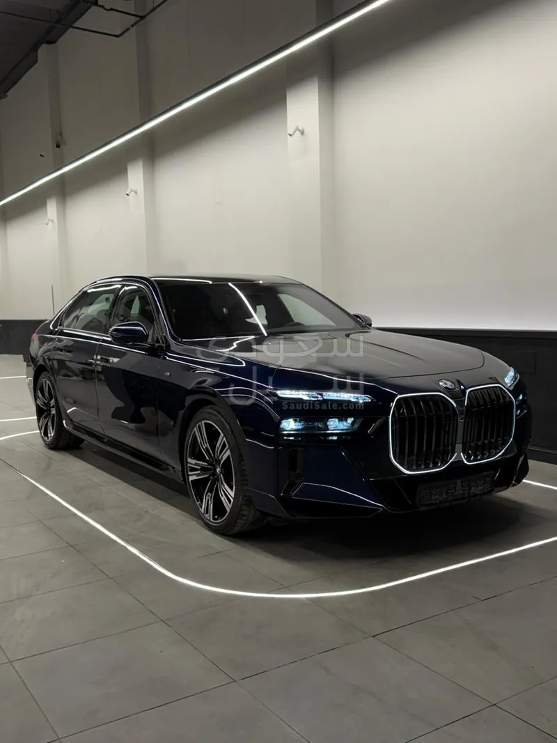 2026 بي ام دبليو الفئة السابعة 735أي