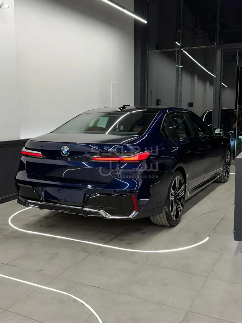 2026 بي ام دبليو الفئة السابعة 735أي