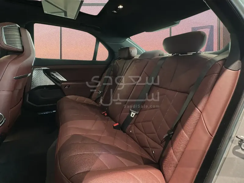 2026 بي ام دبليو الفئة السابعة 735أي