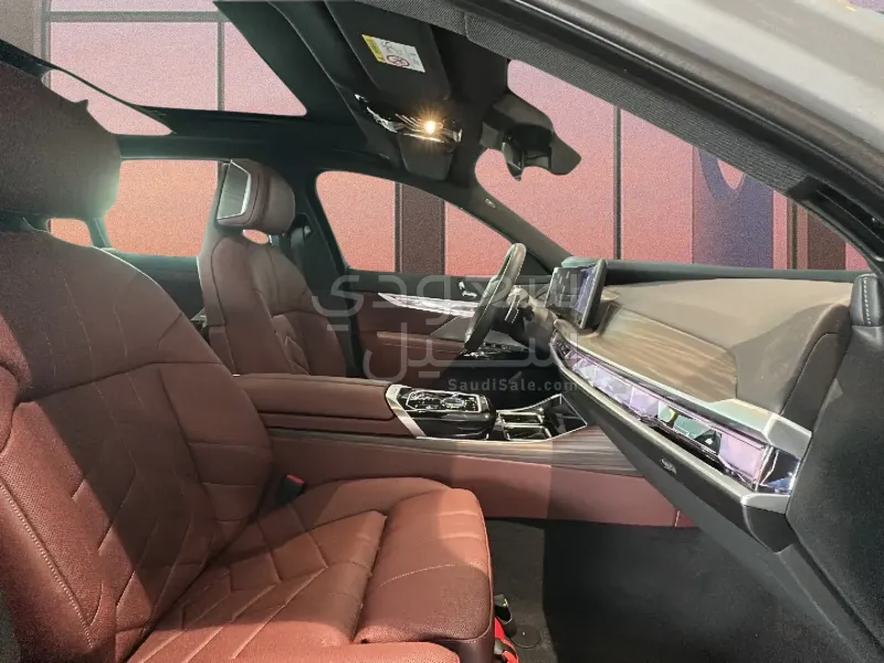 2026 بي ام دبليو الفئة السابعة 735أي