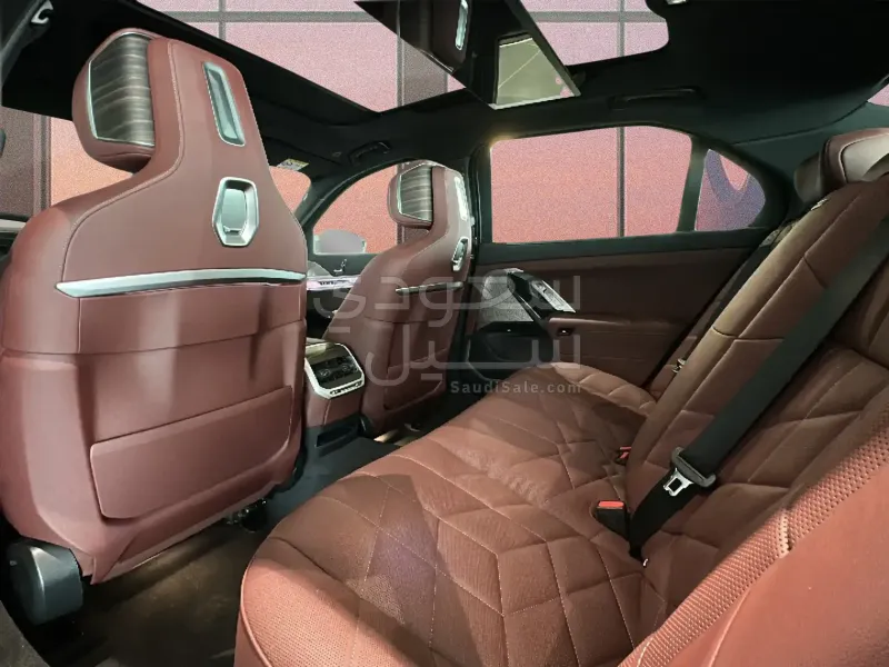 2026 بي ام دبليو الفئة السابعة 735أي