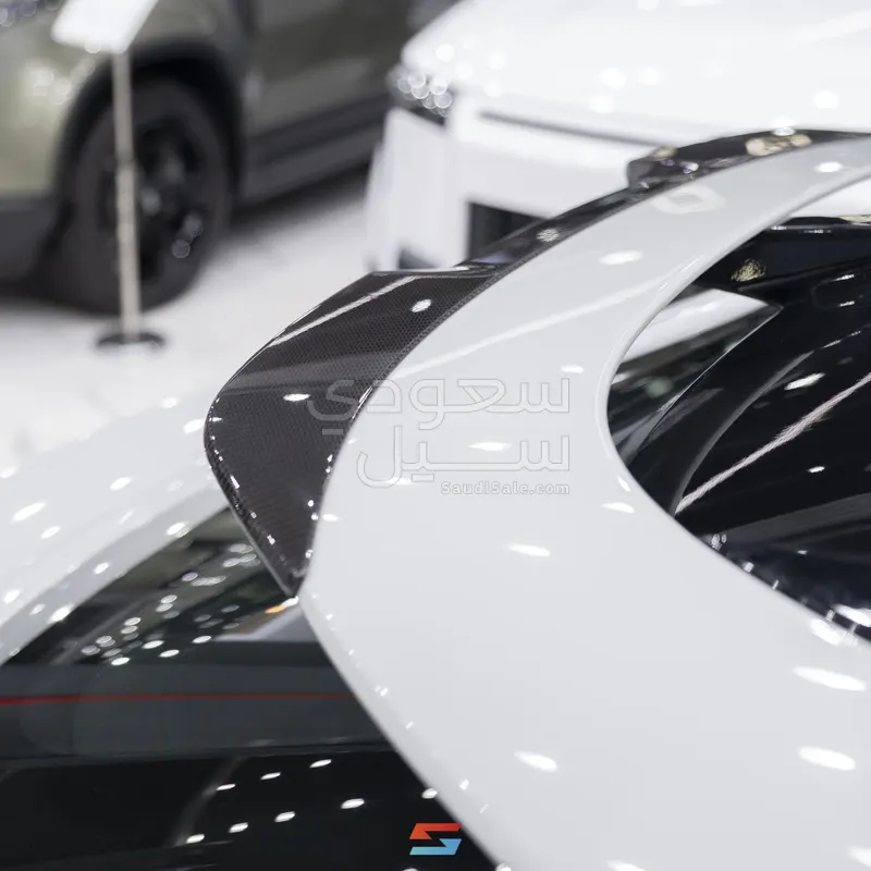 2024 استون مارتن دي بي اكس 707