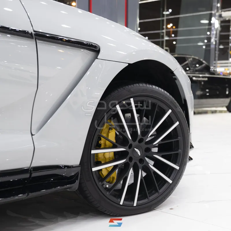 2024 استون مارتن دي بي اكس 707