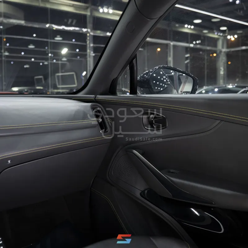 2024 استون مارتن دي بي اكس 707