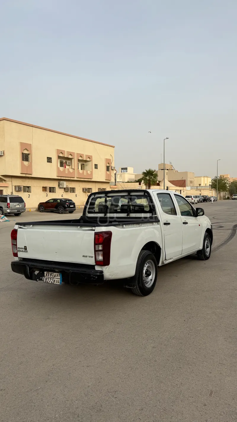 2014 ايسوزو بيكب غمارتين