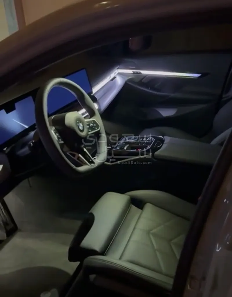 2025 بي ام دبليو الفئة الخامسة 520 أي