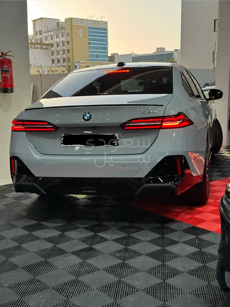 2025 بي ام دبليو الفئة الخامسة 520 أي