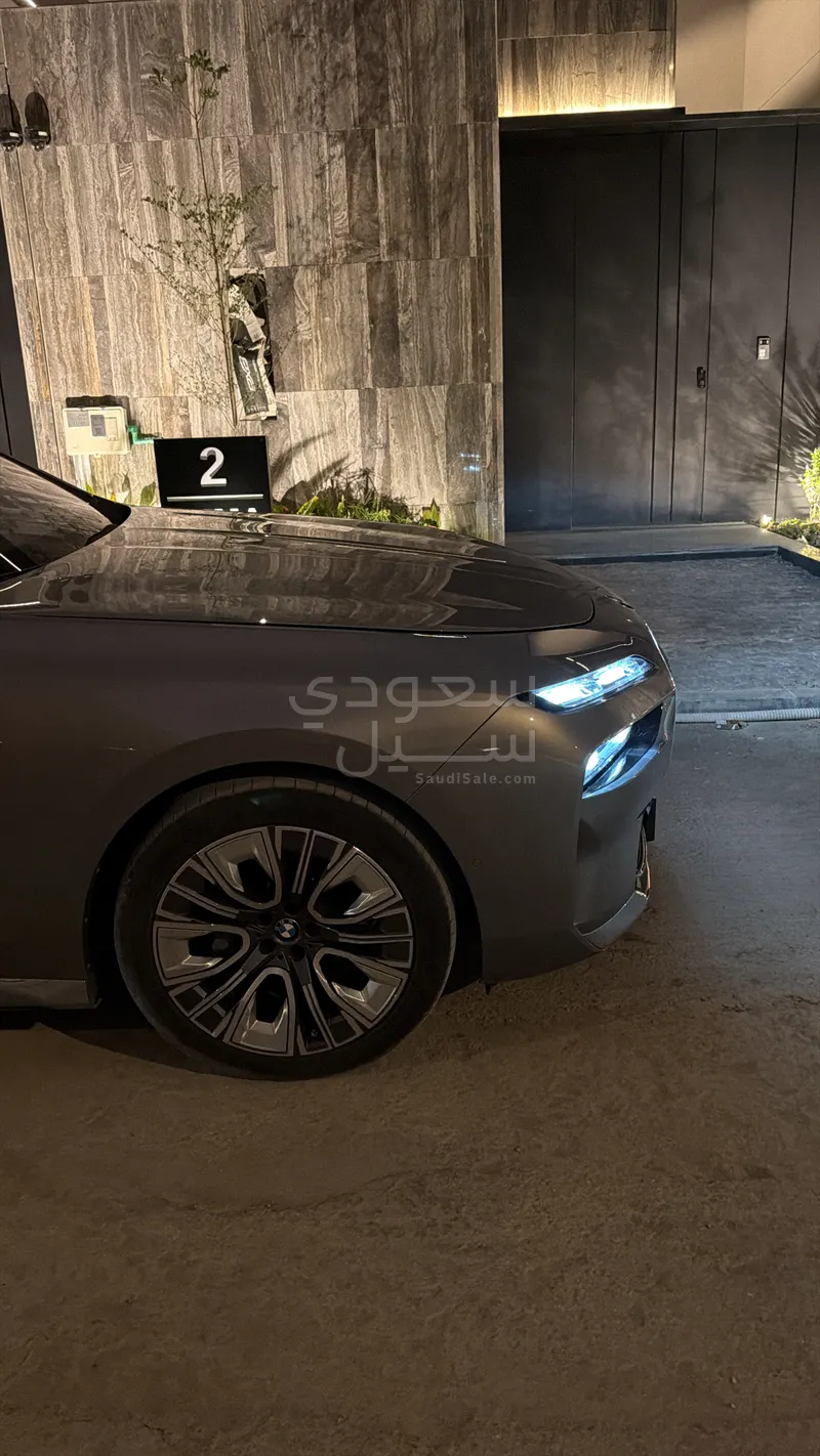 2024 بي ام دبليو الفئة السابعة 735 إل أي