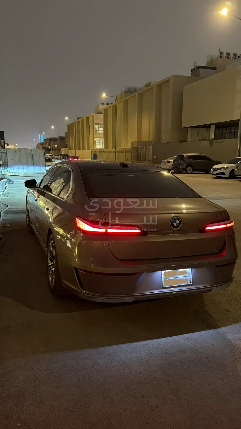 2024 بي ام دبليو الفئة السابعة 735 إل أي