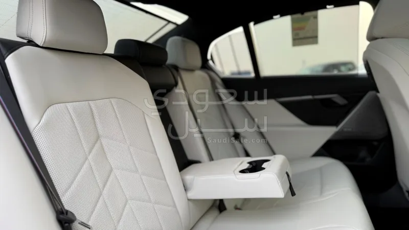 2026 بي ام دبليو الفئة الخامسة 520 أي إم كت