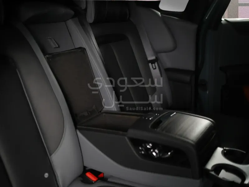 2025 رولز رويس قوست بلاك بادج