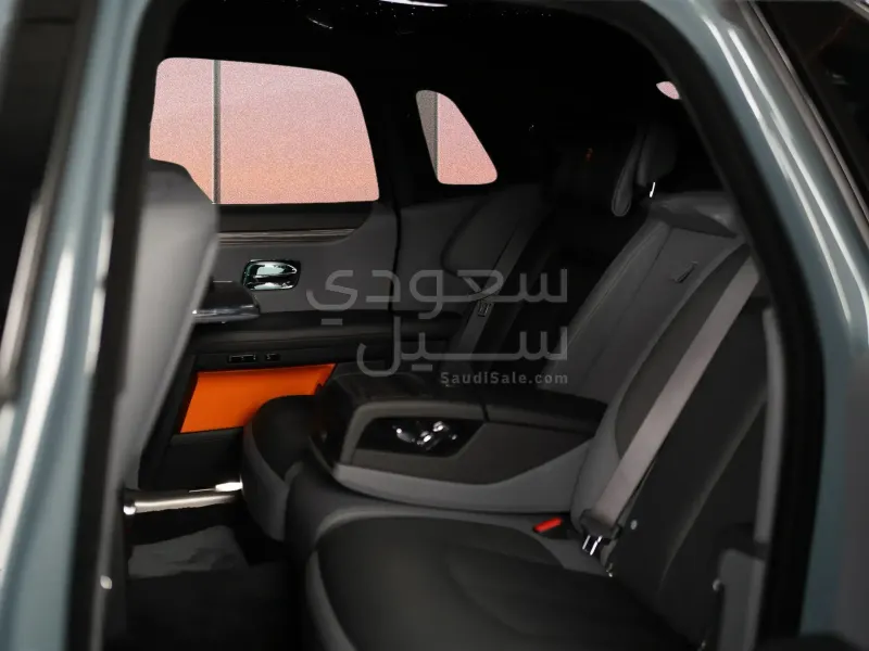 2025 رولز رويس قوست بلاك بادج