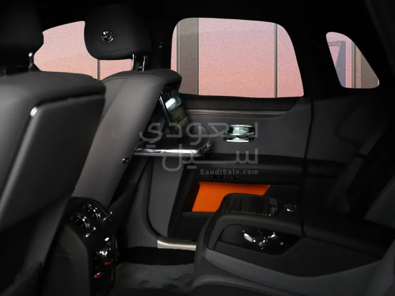 2025 رولز رويس قوست بلاك بادج